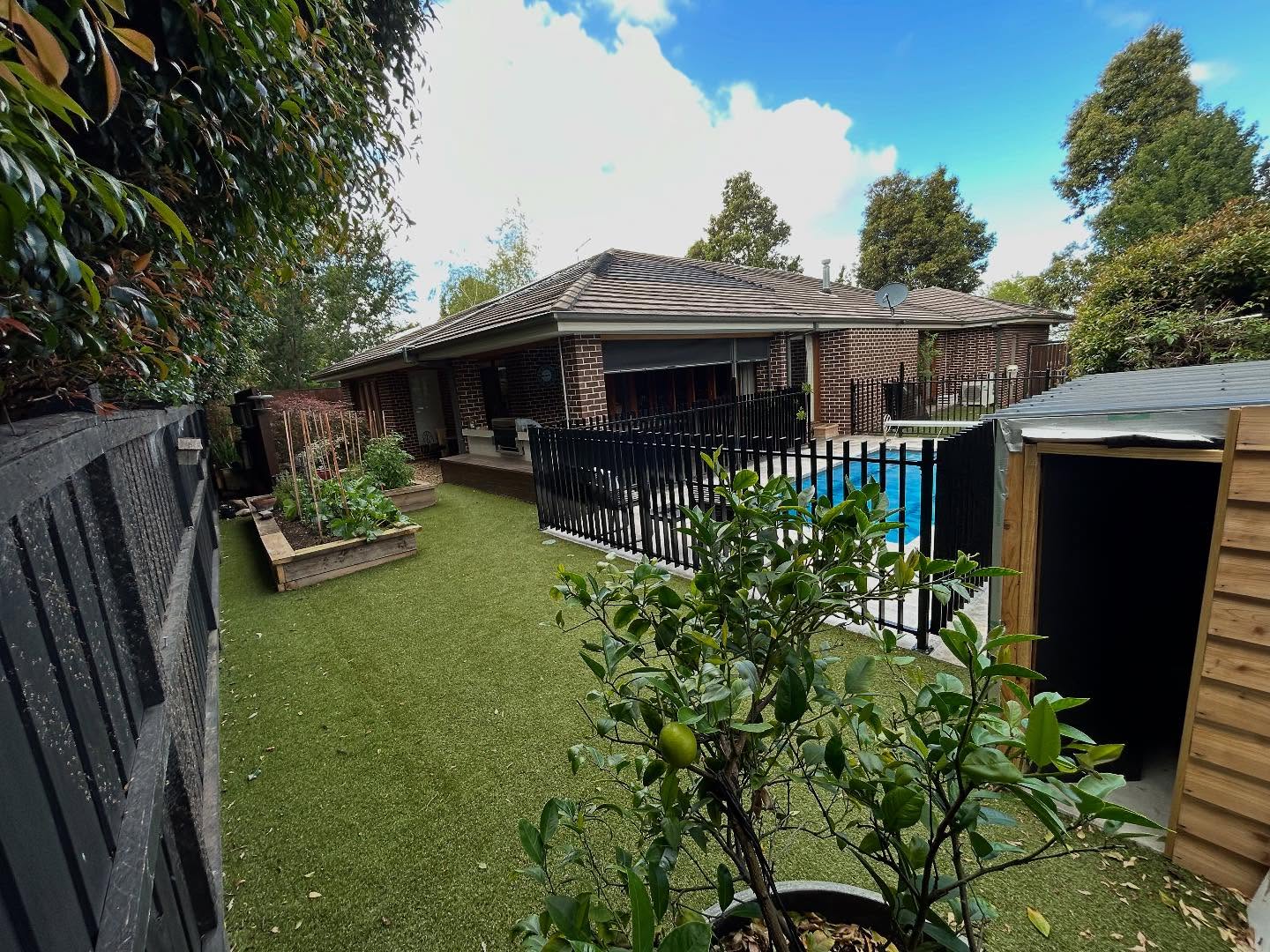 Silver ash marble pool and synthetic turf / 4