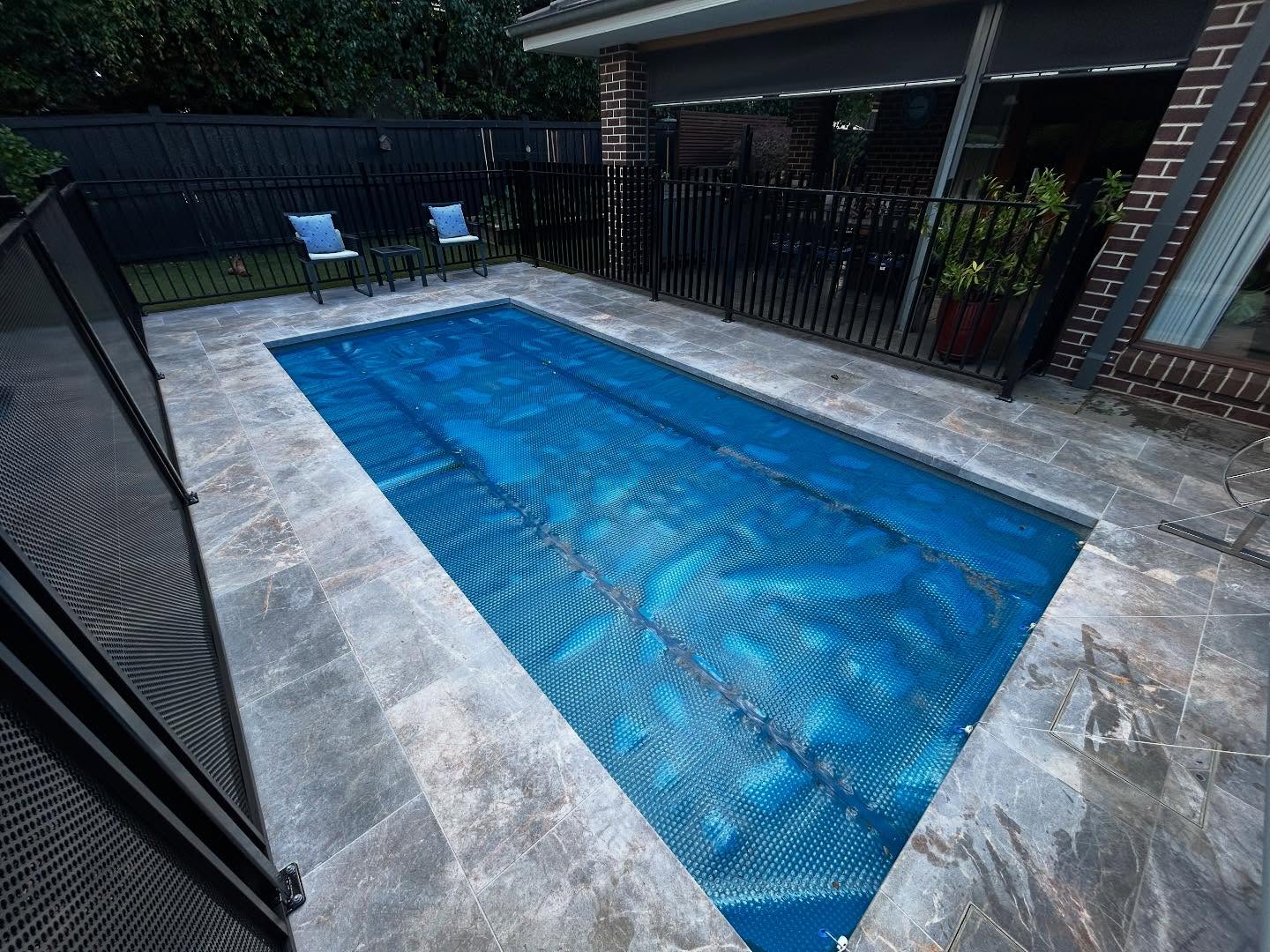 Silver ash marble pool and synthetic turf / 2