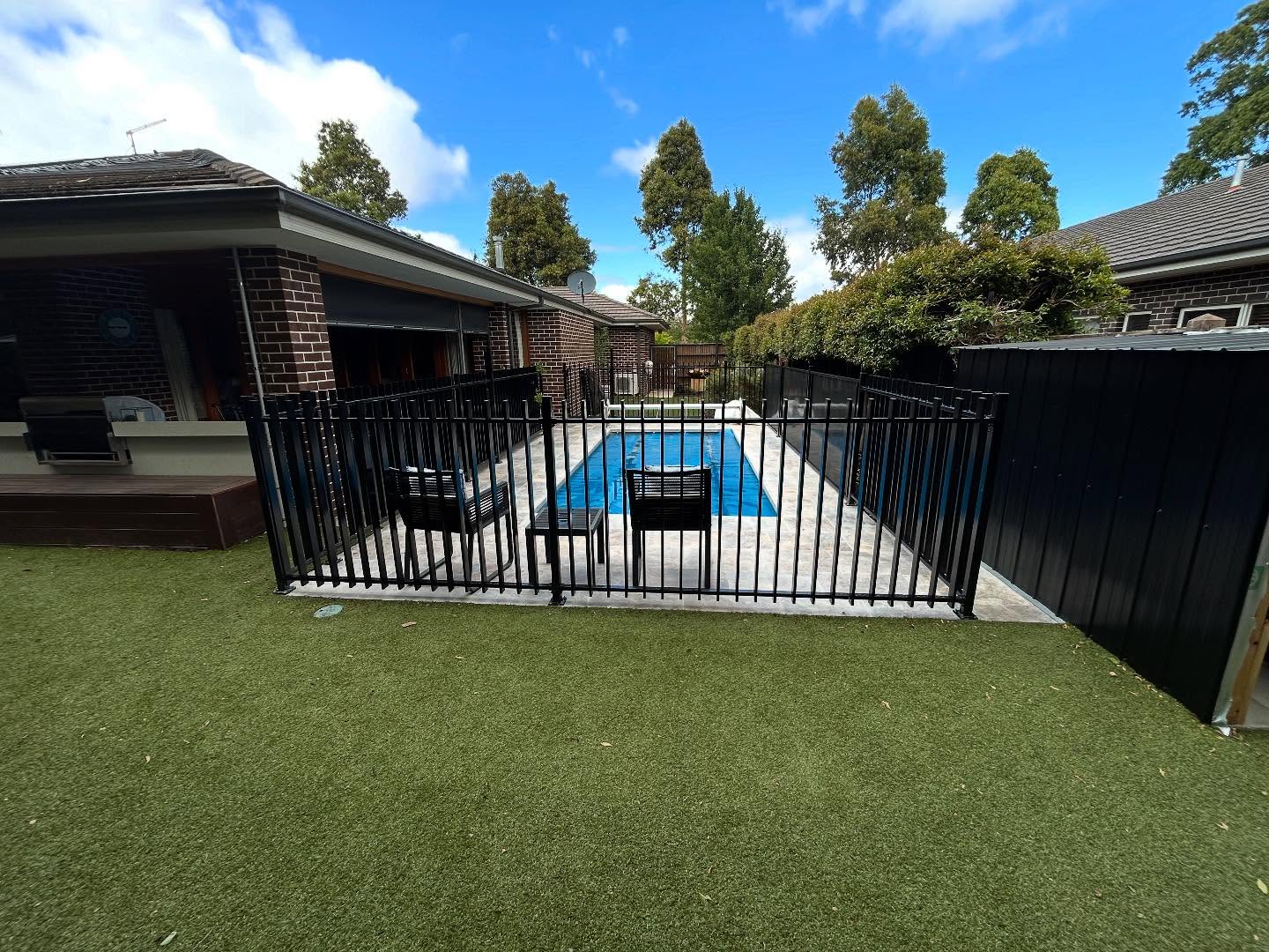 Silver ash marble pool and synthetic turf / 3